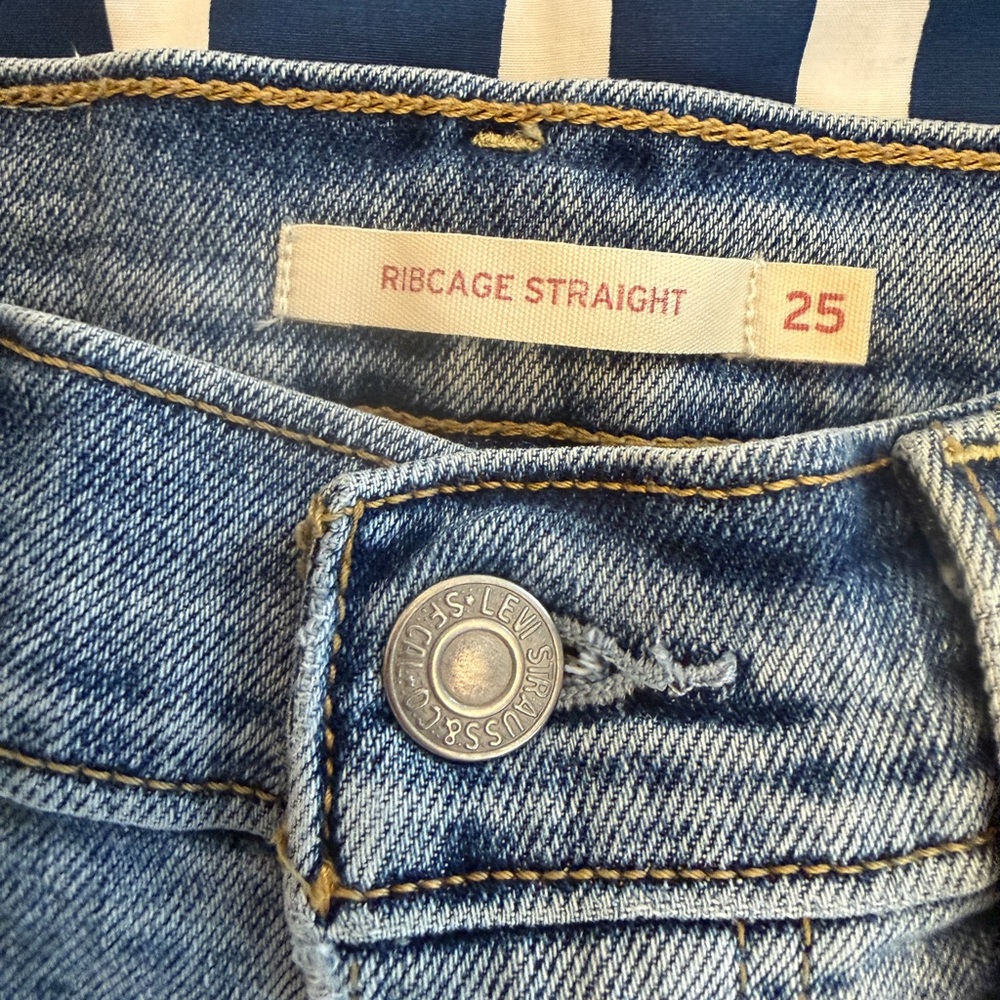 Levi’s Light Wash High-Rise Straight Women’s Jeans - Picture 6 of 9